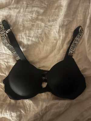Victoria Secret bh - Säljer denna jättefina push up bh:n från Victoria Secret i stl 70B. En del av strasset har lossnat från banden så därav priset. Skriv om ni har fler frågor!♥️
