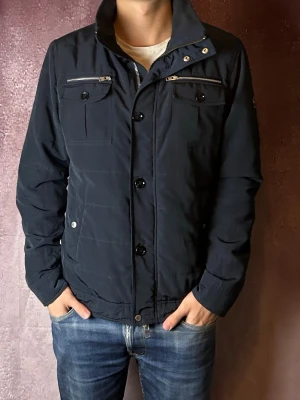 J.lindeberg field jacket bailey - ycket fint skick | Size L fits M (modellen är 188 cm 75 kg) | fraktar spårbart inom 24 timmar | för att köpa klicka ”köp nu” | vid frågor eller funderingar skriv ett meddelande | följare får bättre rabatter🙌