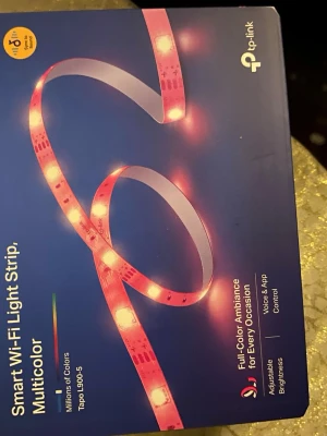 TP-Link Smart Wi-Fi LED-list Multicolor - Smart Wi-Fi LED-list från TP-Link med miljontals färger och justerbar ljusstyrka. Styrs via app eller röst, perfekt för att skapa färgstark belysning hemma. Enkel installation och flexibel placering. Modell: Tapo L900-5.