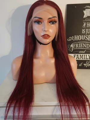 Vinröd 28 cm lång peruk med mittbena - Snygg vinröd peruk med mittbena och långa, raka längder. Peruken har naturlig glans och är tillverkad i 100% human hair material. Perfekt för att förändra din look snabbt och enkelt.