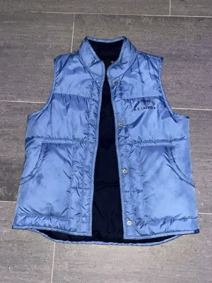 Blå dunväst från R. Lauren - Snygg blå dunväst från R. Lauren