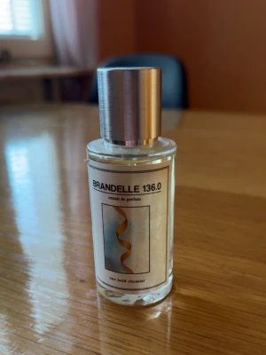 Brandelle 136.0/Apple brandy on the rocks - Brandelle 136.0 extrait de parfum/ Angels share apple brandy on the rocks. Säljer eftersom att det inte var min stil, spreyat 1 gång för test och har inte använt någon gång mer. 