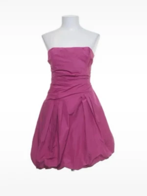 Rosa axelbandslös kort klänning - Snygg rosa axelbandslös kort klänning med ballongformad kjol och draperad midja. Perfekt för dig som vill sticka ut med en feminin och trendig look. Klänningen har dragkedja i ryggen och är tillverkad i ett glansigt material.