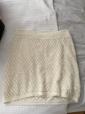 Stickad beige kortkjol - Säljer en stickad beige kortkjol från Gina Tricot i storlek L! Kjolen har elastisk midja. Den är dessutom fodrad för bekvämlighet och så att man inte ser genom! Använd max 2 gånger🥰