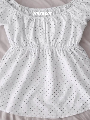 Polka dot tröja - Perfekt för sommarn, bara provat! Men eftersom många vill ha den i appen Vinted har jag lagt samma pris här! 
