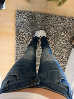 Blå raka jeans med låg midja - Säljer ett par blåa jeans från Lee i storlek 28. Dom är klippta längst ner och har två små defekter i höfterna men det är inte hål igenom utan bara sömmen som öppnats lite. Annars bra skick. Midjemåttet är 37cm och innerbenslängden är 81cm. Skrivbok du undrar något💕