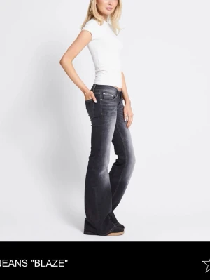 Svarta bootcut-jeans från Replay - Snygga svarta bootcut-jeans från 157 med låg midja. 🥰 Gråa, inga defekter, använda typ 3 gånger. Säljer pga att jag inte har användning för dom. Hör av dig vid frågor!🤗