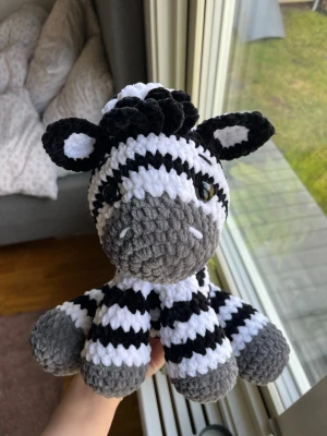Virkad Zebra🦓 - Hälsa på den virkade zebran Sebastian, han kan nog vara något av det absolut sötaste jag gjort hittills🦓🤍 !Dessa innehåller säkerhetsögon som inte rekommenderas för barn under 3 år! 