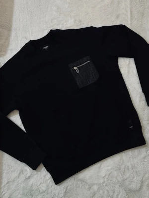 Svart sweatshirt från Fendi - Snygg svart sweatshirt från Fendi 