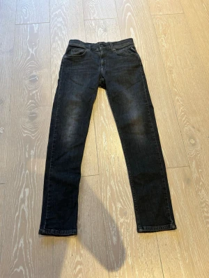Svarta slim jeans från Replay - Säljer ett par svarta slim jeans från Replay med klassisk femficksdesign och lätt slitna detaljer på låren. Jeansen har normal midja och raka ben, perfekta till vardagslooken. Materialet är mjukt och stretchigt för extra komfort. De är bara hojta till vind frågor och liknande😊passar runt 150-160 cm