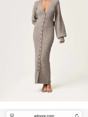 Adoore Montana dress - Säljer denna superfina adoore Montana klänningen i beige, skriv för egna bilder!