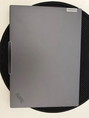 Lenovo ThinkPad grå bärbar dator - Lenovo ThinkPad bärbar dator i stilren grå färg med robust och slimmad design. Tangentbordet har den klassiska röda trackpointen och datorn har en stor touchpad. Skalet är gjort i tåligt material och skärmen har tunna ramar för modern look.