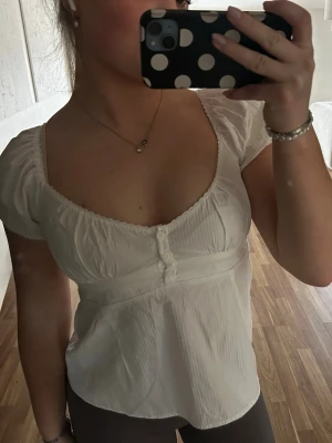 Blus / Topp - Söt vit blus med korta puffärmar från brandy Melville, knappt använd 💕💕Står ingen storlek men gissar på XS/S