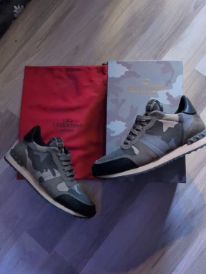 Valentino rockrunner skor  - Säljer mina Valentino rockrunners eftersom jag behöver pengar snabbt... Är typ 90% säker på att dom är äkta inga tecken på slarv eller liknande. Använda ksk max 5 gånger/otroligt bra skick. Strl 45 man får även med en låda och en Valentino påse till dom, en av dom fetaste modellerna om du frågar mig😌 extremt sköna och stilrena till alla årstider