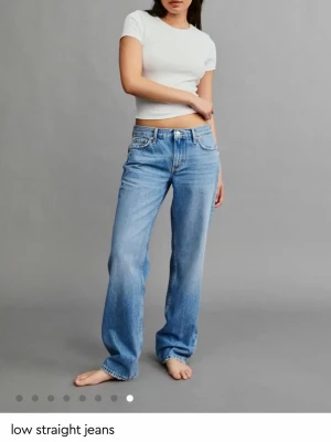 Ljusblå low waist straight jeans - Säljer ett par low waist jeans som är raka i modellen i längden regular. Storlek 36, helt slutsålda! Använda max 1-3 gånger 