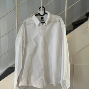  BOSS skjorta vit - Klassisk vit skjorta från BOSS i bomull med inbeordrad logga i samma färg på bröstet. endast använd en gång, köpt för 1400