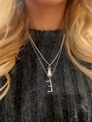 Maria Nilsdotter halsband - Så fina bokstavshalsband från Maria Nilsdotter, kvitto och box medkommer💗☺️ super fint skikc