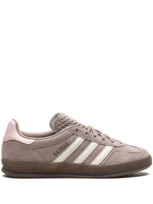 Adidas Gazelle beige-brun/rosa sneakers - Säljer SÅÅ fina adidas gazelle sneakers! Har tyvärr växt ur! Använda få gånger!! 🥹💕
