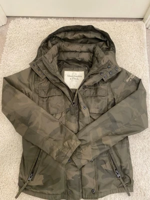 Avercrombie & Fith Fieldjacka - Säljer denna archive A&F fieldjacket i storlek S ( Modellen är 182 och passar bra) skriv vid fundering/bilder/info