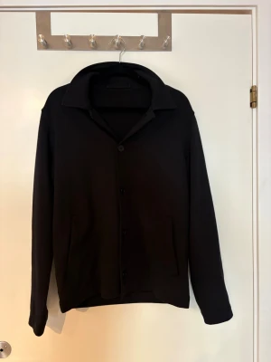 Massiumo dutti Overshirt - Storlek s| skick 9,5/10| Nypris runt 2 k pm för mer info! Pris kan diskuteras! 