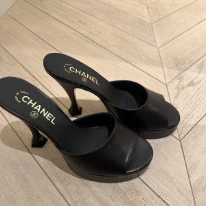 Chanel klackskor - ÄKTA svarta klackskor från Chanel med öppen tå och hög klack. Skorna har en stilren design med märkets logotyp på insidan och klacken. Perfekta för att ge en lyxig touch till din outfit. Skorna kostar ordinarie pris 11200 och köpta för 8000. Kvitto finns! Pris kan diskuteras 