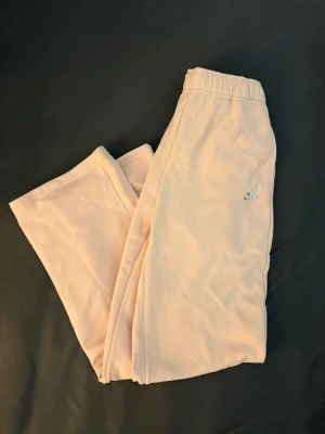 Alo Pink/rose baggy sweatpants S - ✅ Perfect condition  – Brand new, never worn  💯 100% Authentic products only 📦 Fast shipping ♻️ Shop sustainably, look sharp.  REMINDER: Items can be used and please note that we only resell used clothes we buy online (some are brand new).   We will always tell our customers before buying if item has stains or is damaged. Returning is always possible  Bought in here. If you have anything authentic to sell, let us know because we also buy and sell on here🙂  Thank you!