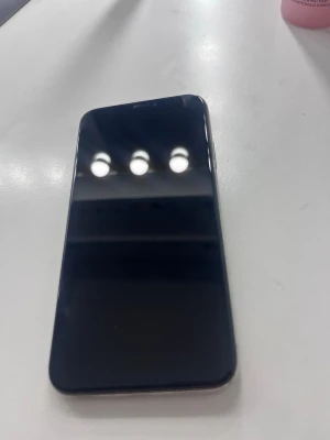 IPhone XS - Köpte den för 2 899kr säljer för 800kr  PRIS KAN DISKUTERAS. Men vet ej batterikapaciteten men den funkar helt bra det ändå som måste laggas eller man ksk kan fixa har ingen aning men det som inte fungerar är När man stoppar in sim-kortet så fungerar det ej att ringa men allt annat funkar 🥰 tog bara någon batterikapacitet för man var tvungen att klicka på en men vet som sagt inte batterikapaciteten❤️