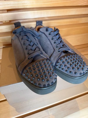 Christian Louboutin gråa spikes  - Skriv dm vid frågor 