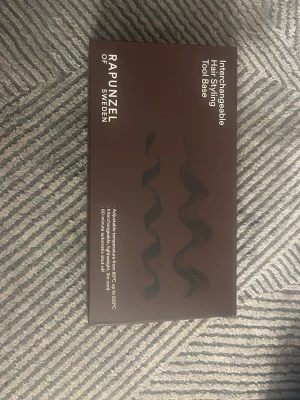Rapunzel of Sweden stylingverktyg - Interchangeable Hair Styling Tool Base från Rapunzel of Sweden. Svart stylingverktyg med utbytbar bas för olika lock- och stylingtillbehör. Justerbar temperatur mellan 80°C och 210°C. Perfekt för att skapa olika frisyrer. Helt ny och bara testad. Köpte den för 1400kr. 