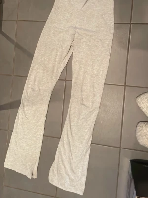 Ljusgrå mjukisbyxor med raka ben - Knappt använd . 2 hål små . Mer en s & m om man vill ha dem tajt
