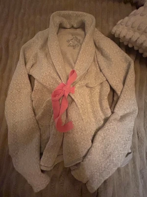 Beige morgonrock med rosa band💗 -  Säljer denna kofta från Odd, Molly, superfin och bekväm 💗 Kan vara lite liten i storleken så jag skulle säga mellan XS och XXS💗 Samlar ihop pengar så jag kan ha råd med min dröm valp🥺💗