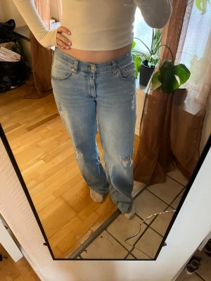 Blå Nelly jeans  - Jeans från Nelly i modellen low waist loose jeans. Köpta för 599kr. I fint skick men lite defekt längst ner (se bild 7) 