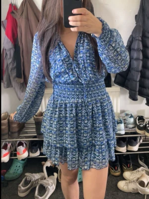 Klänning -  blå klänning från zara med möster och volang 