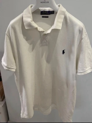 Polo Ralph lauren piké - Säljer en snygga Ralph lauren piké i storlek L, och är i super fint skick. Prislappen finns kvar, nypris 1600kr mitt pris endast 499kr! Hör av er vid frågor. Mvh Luxery closet😊