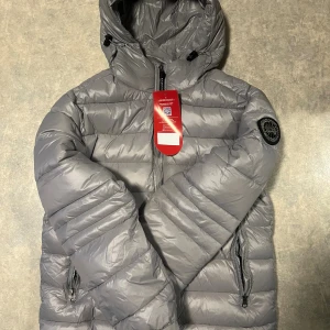 Canada goose jacka,grå - Säljer en helt ny Canada goose jacka i färgen grå och storlek S. Hör gärna av er om ni undrar något eller har någon fråga!