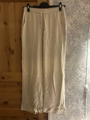 Beiga vida linnebyxor  - Beiga linnebyxor från Nelly. Mycket bra skick använd fåtal gånger. Hör av vid frågor!💗