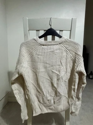 Stickad vit tröja  - En stickad vit tröja, använd fåtal gånger. 