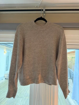 Beige stickad tröja - Säljer en beige stickad tröja från H&M. Den är ganska nopprig (se bild)💕💕