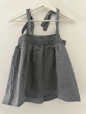 Rutig topp - Söt topp svartvitt rutigt mönster och knytbara axelband. Toppen passar perfekt till vardag men även finare tillfällen🌟