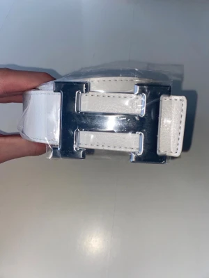 Herme’s bälte vit  - Passar 110