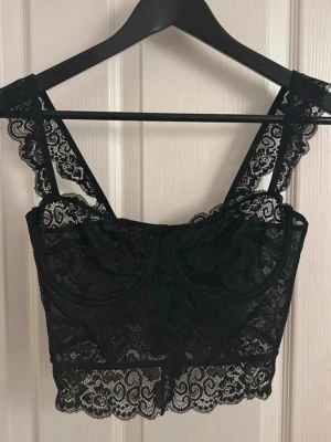 Spets Korsett - Spets korsett i svart från, NA-KD. Endast provad, aldrig använd. Prislappen är borttaget men plagget är i ny skick! Nypris 350, säljes för 250kr