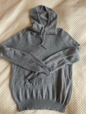 Grå kashmirhoodie från Soft Goat - otroligt mjuk och skön blågrå  hoodie i 100% kashmir. Som ny! nypris 3995 kr
