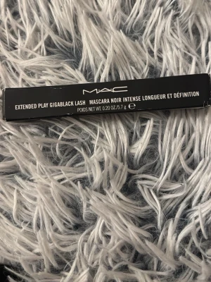 MAC Extended Play Gigablack Lash Mascara - MAC Extended Play Gigablack Lash Mascara i svart för intensiv längd och definition. Kommer i en stilren svart förpackning med vit text. Perfekt för dig som vill ha markerade och långa fransar. Innehåller 5,7 g.