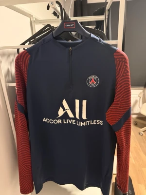 Träningströja Psg - Säljer denna tröjan från Nike. Psg logga på bröstet. Helt ok skick lite sliten text. Hör av er för frågor om pris och bilder. 