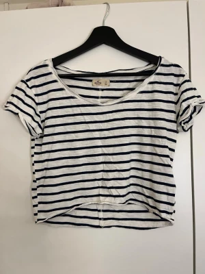 Randig croppad topp från Hollister - Säljer en vit och marinblå randig croppad topp från Hollister. 