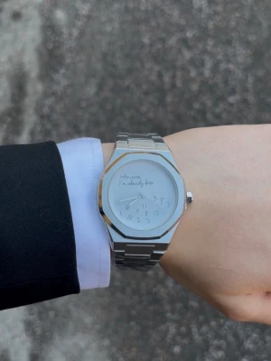 Rolex ”Who cares I’m already late” klocka  -  Silvrig Rolex liknande klocka med texten 'Who cares, I'm already late' på urtavlan och ett metallarmband. Helt ny.