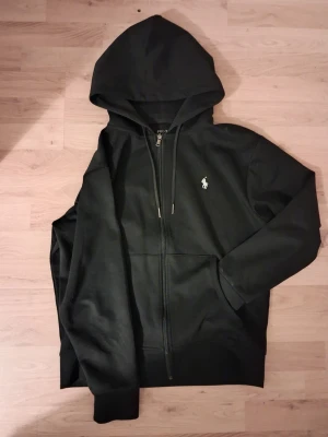 Svart Polo Ralph Lauren Hoodie - Säljer min polo zip hoodie, Om d har några frågor så hör av er👍 PRIS KAN DISKUTERAS❗️❗️