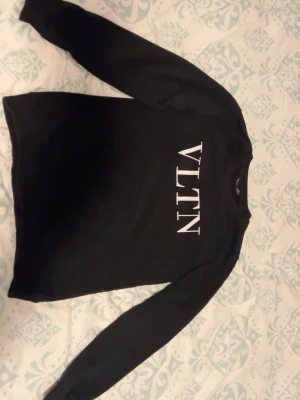 Svart Valentino Hoodie - Denna har jag använt 3 Gånger. Storlek M.