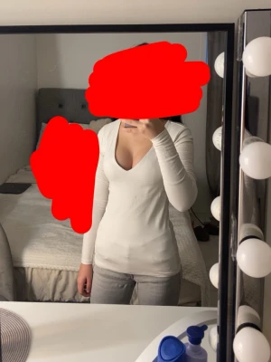 Fin vit tröja från AMISU  - Den är i storlek XS , den är mjuk och skön när man har på sig den.