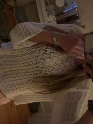 Vit virkad blus med trekvartsärm - Kommer inte till användning💗storlek M men  passar fler storlekar💝skriv gärna innan om du vill köpa då jag lägger ut denhär på flera ställen där folk har möjlighet att köpa🥰